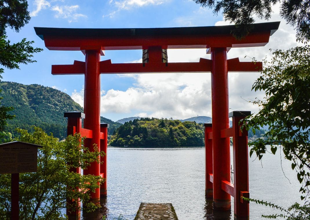 The red Hakone Shrine torii on the lake