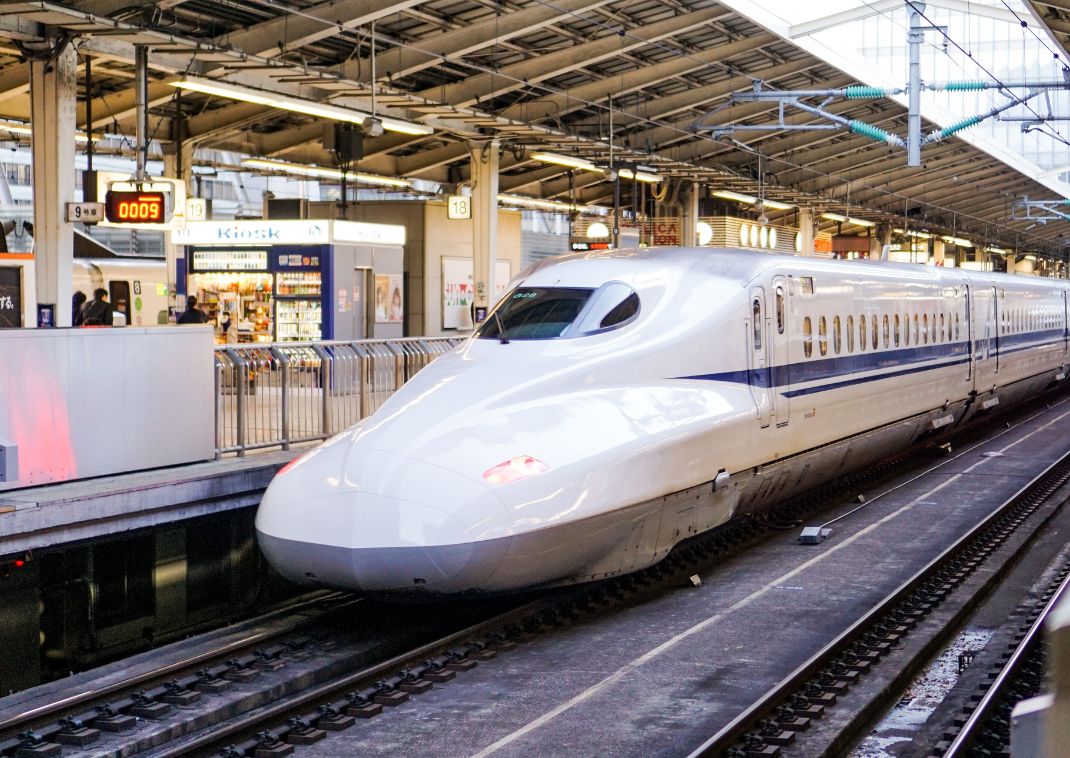  Shinkansen bullet train coming into the platform at Tokyo Station