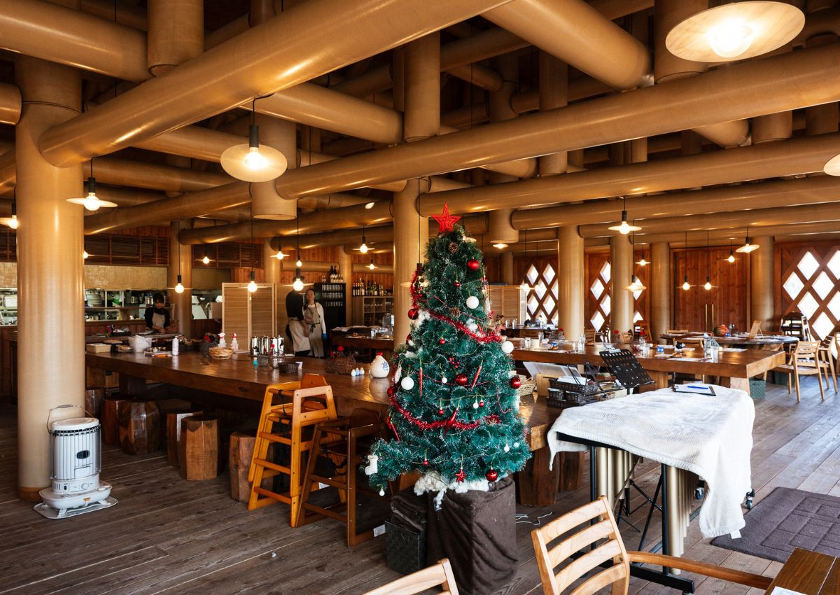  restaurant designed by Shigeru Ban using paper rolls as support beams