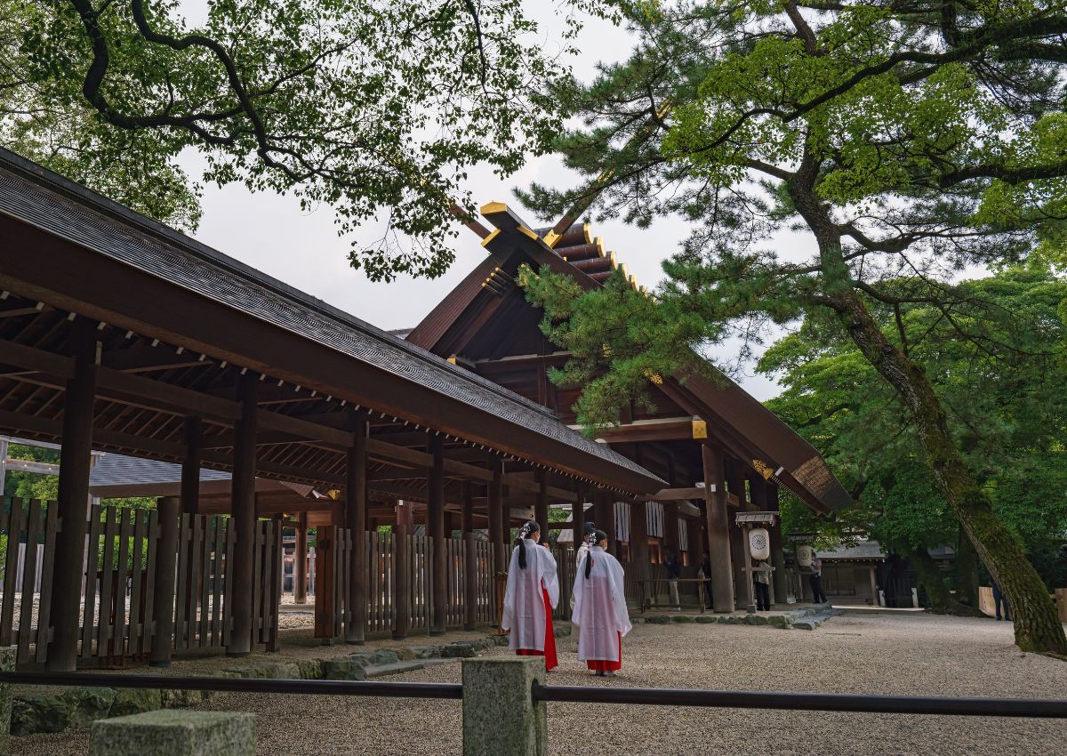 Servants at Atsuta Shrine, Nagoya