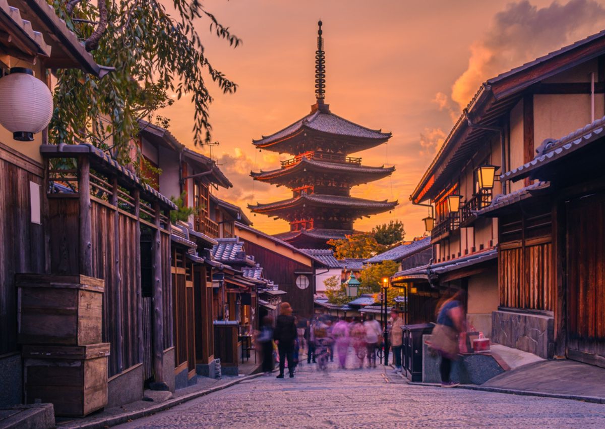  Street view at sunset, Sannenzaka street, Kyoto, Japan