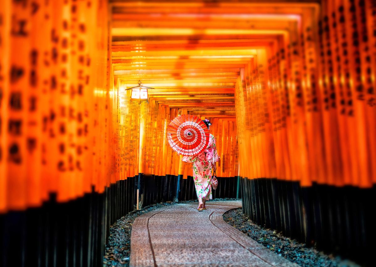 Women walking in yukata at Fushimi Inari Shrine, Kyoto