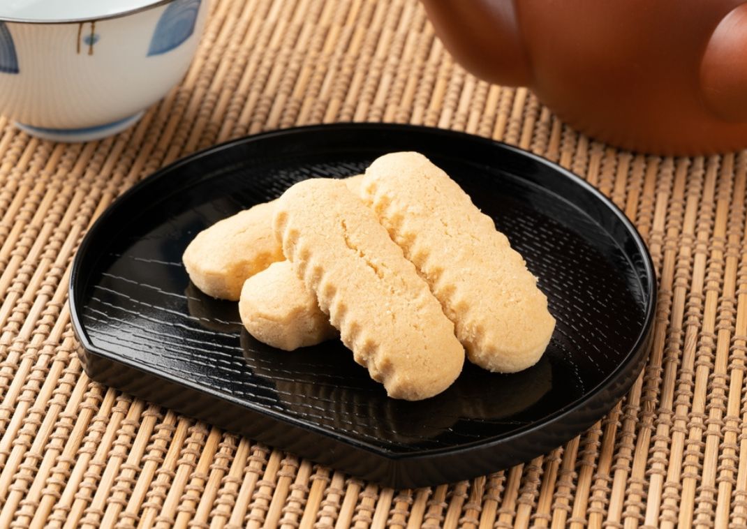  4 Okinawan biscuits on a black plate, a Japanese Okinawan snack