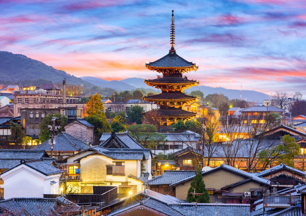 Evening cityscape in historic Higashiyama district, Kyoto