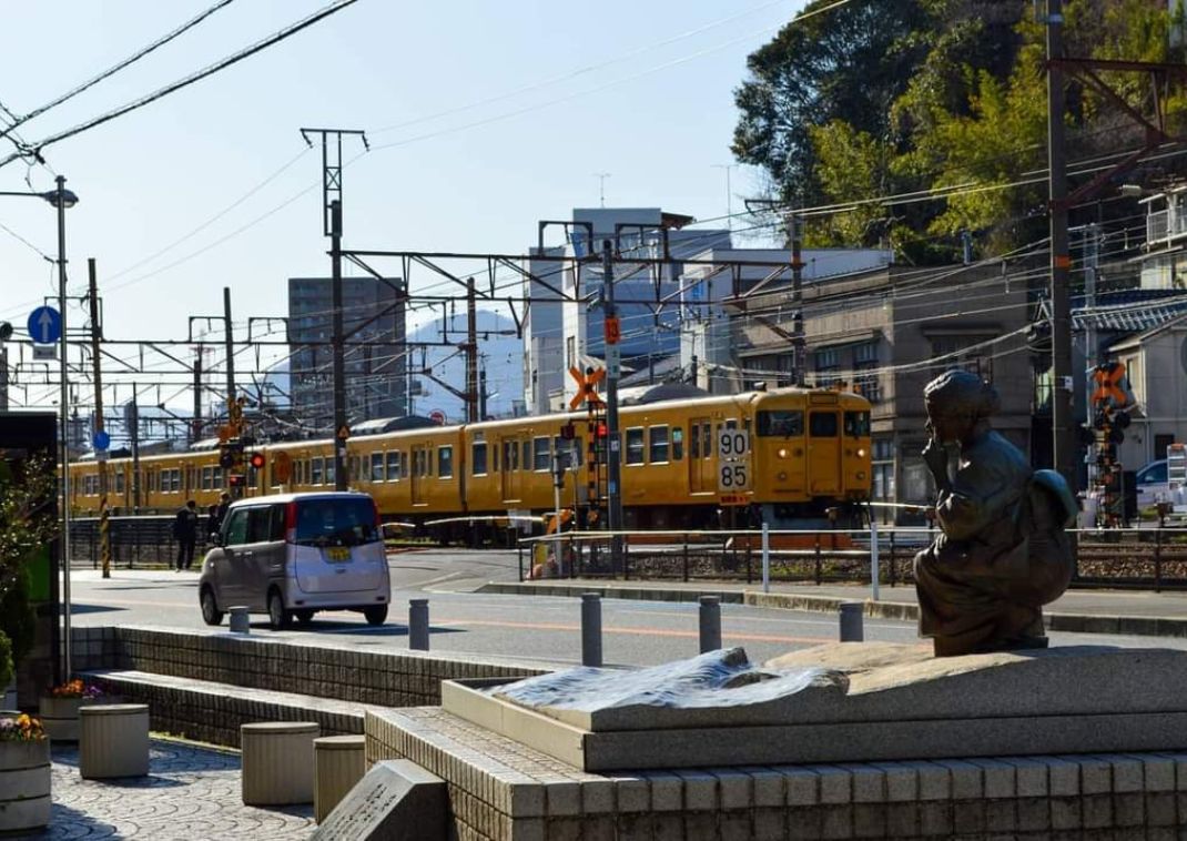 Train running through Onomichi