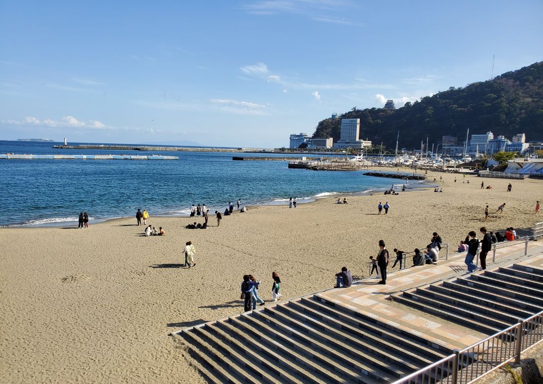  Strolling Atami’s main beach