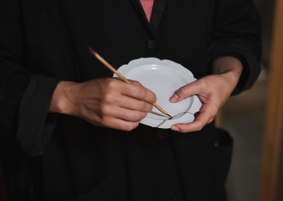 Artisan painting urushi  lacquer, kintsugi technique