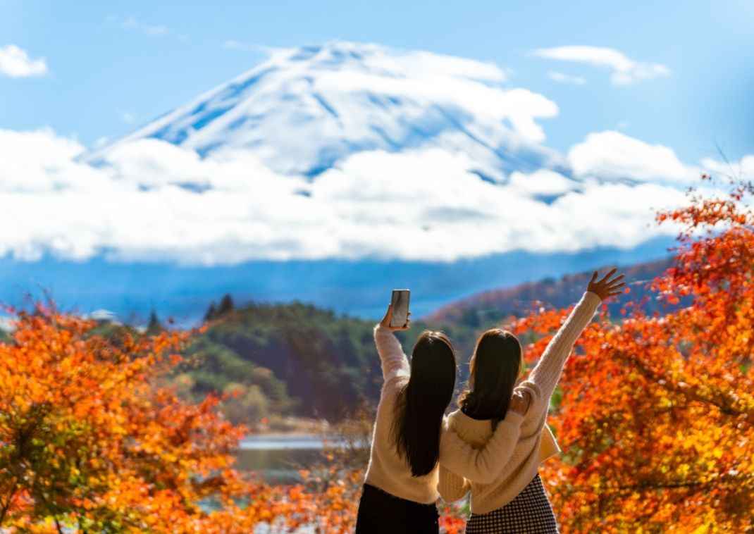  Friends taking pictures, travelling together to Mount Fuji.