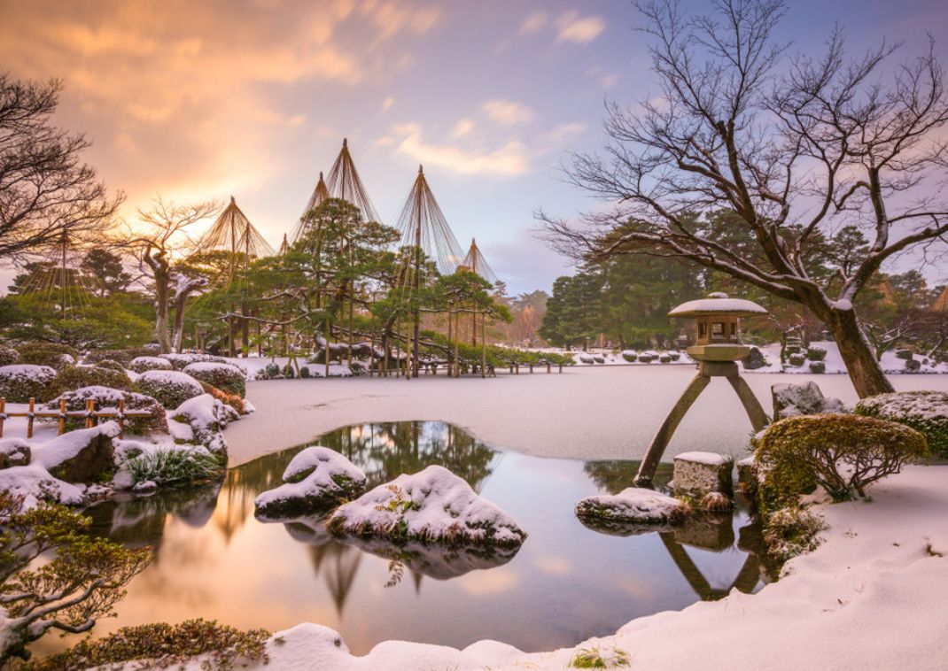  Snowy park scene at Japan’s kenrokuen gardens in Ishikawa in winter
