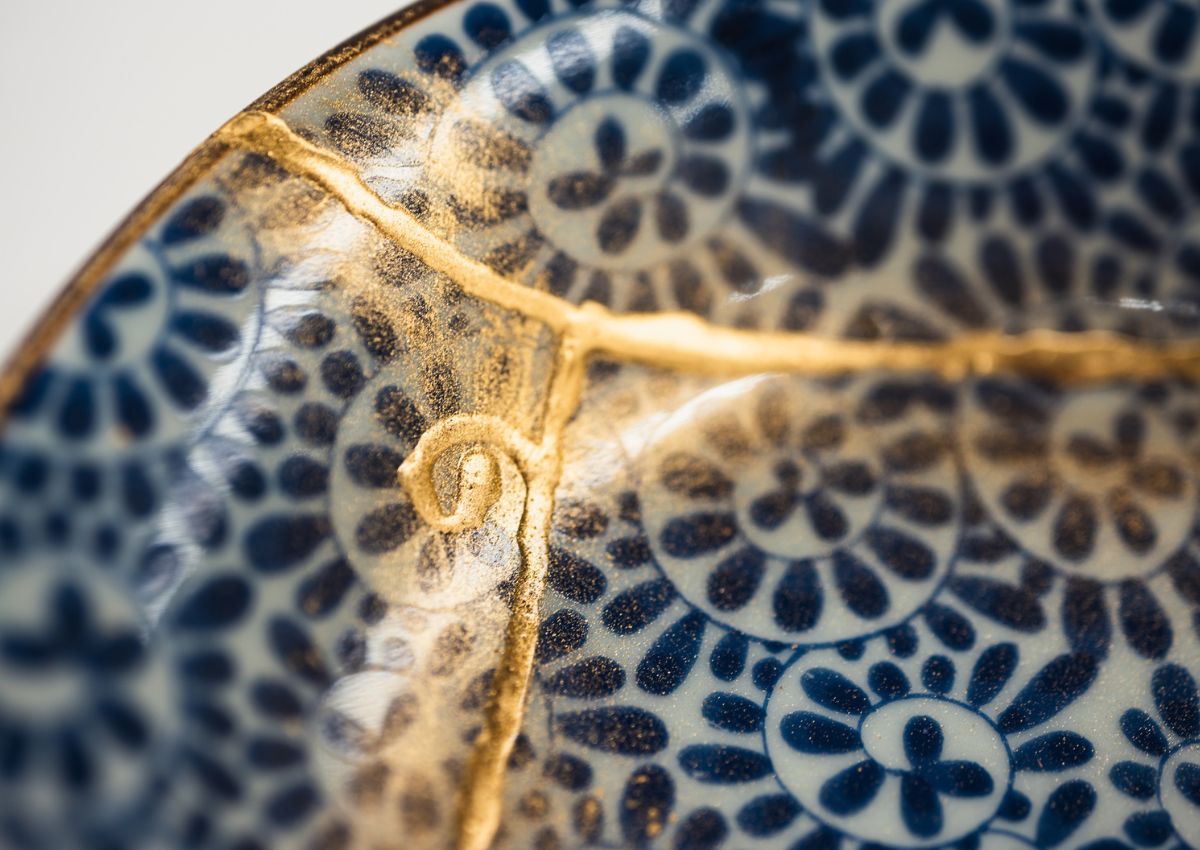Plate repaired with kintsugi sprinkled with brass powder