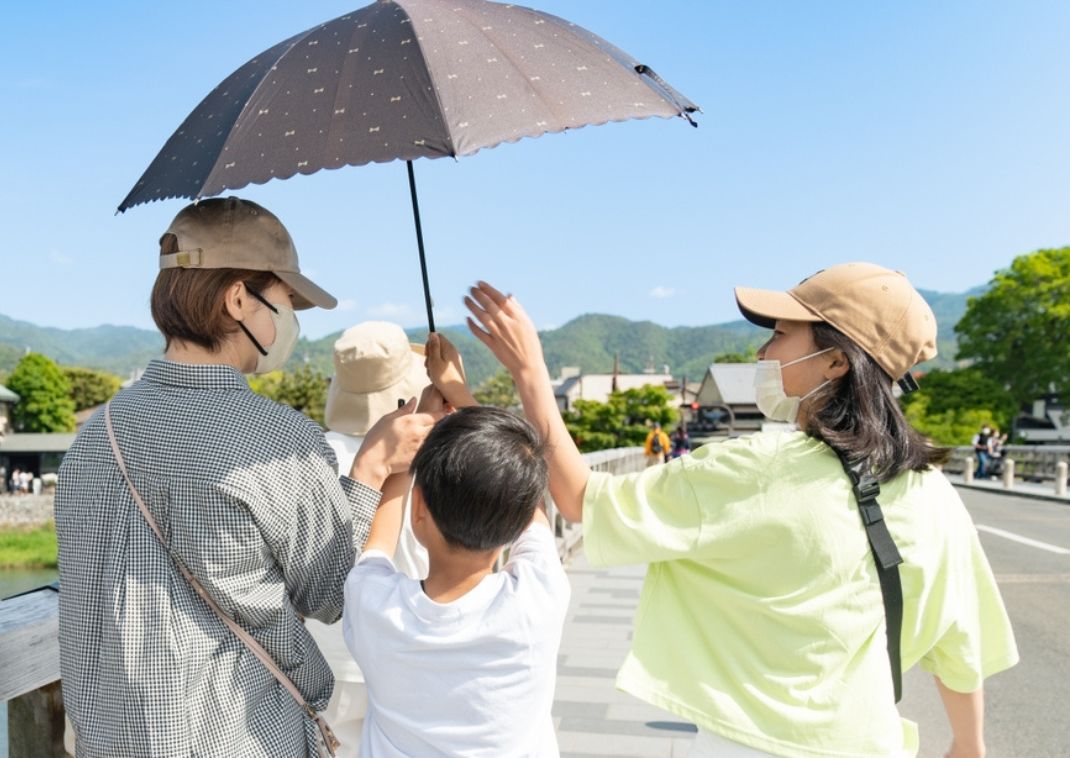 Family travelling to Kyoto Arashiyama 