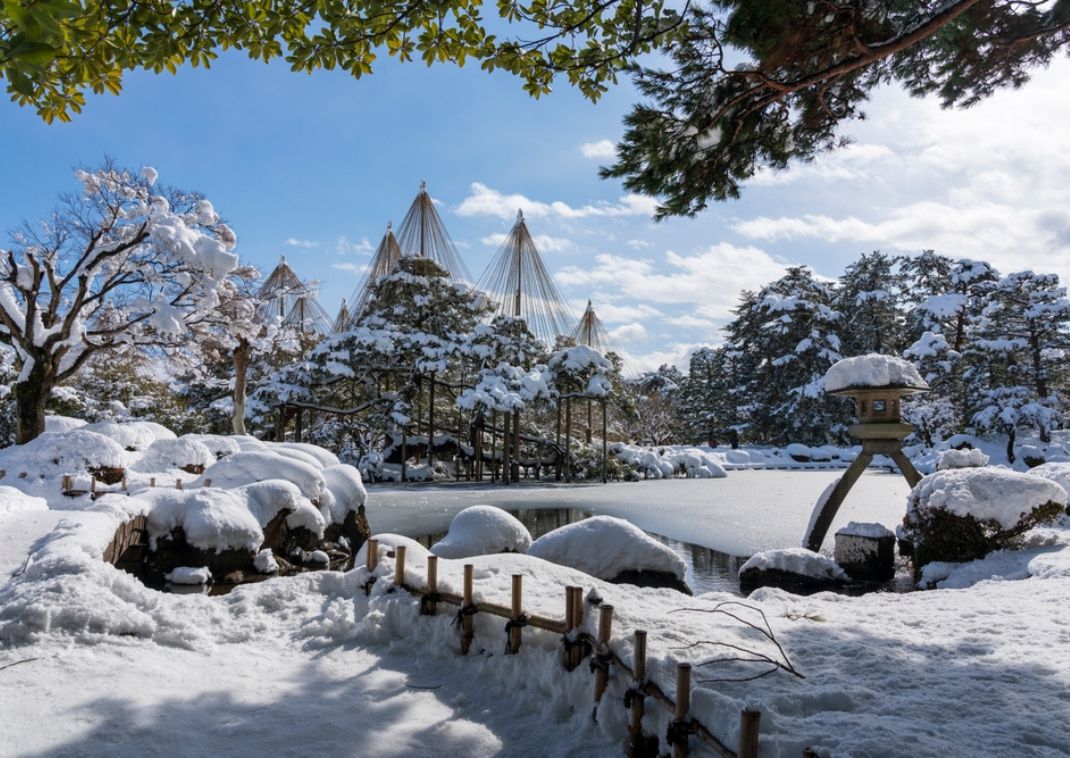  Famous kenrokuen gardens in Kanazawa in the snow