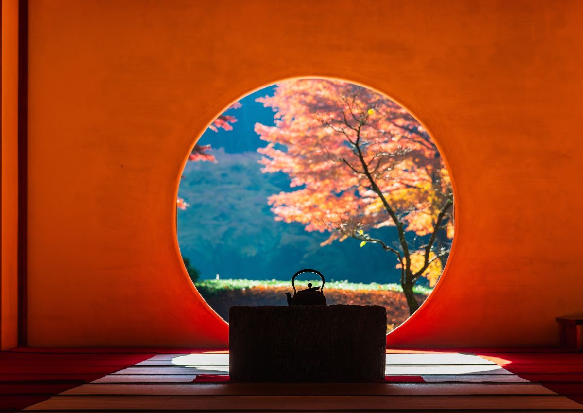  Wabi sabi teapot in temple tatami room