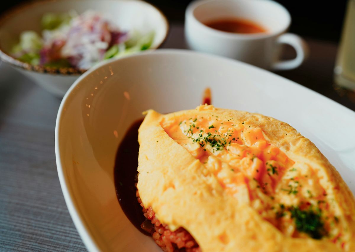 Omurice with a drink on a wooden table