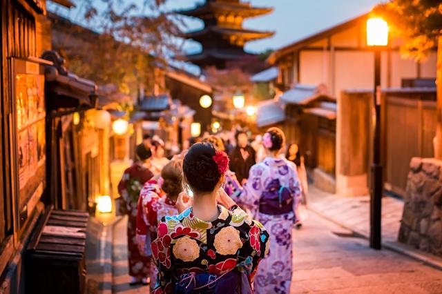 Women wearing kimonos in Kyoto