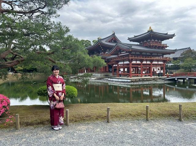 In kimono, in front of the Byodoin temple in Uji