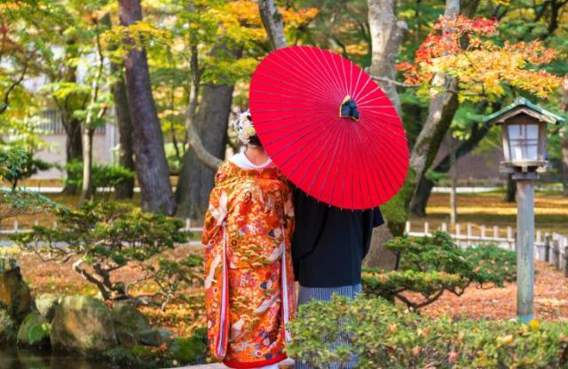 A couple in Kanazawa’s Kenrokuen, dressed in traditional attire