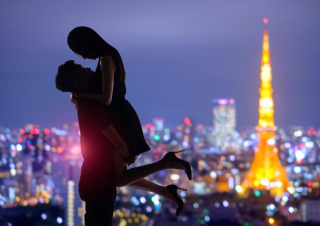 silhouette of romantic lovers with tokyo tower in japan