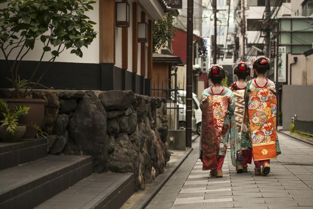 Spot geishas on the street of Gion, Kyoto 