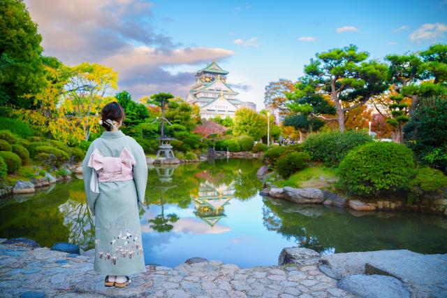Woman in kimono with Osaka Castle 