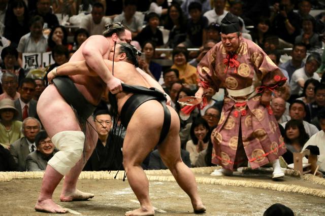 Sumo wrestlers fighting 