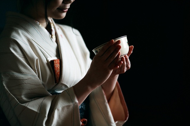 Appreciating a tea bowl 