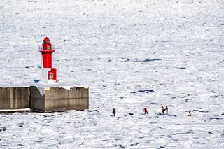 Drift ice walking 