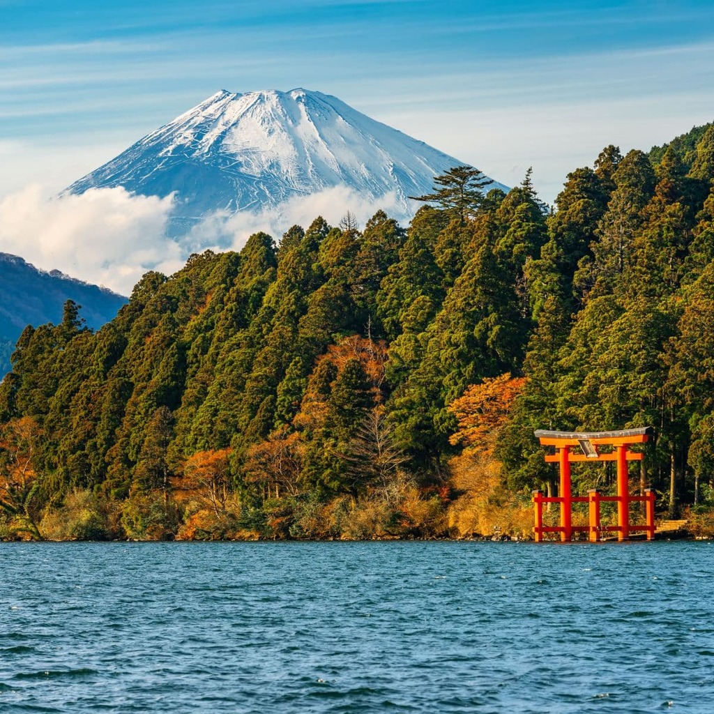 Lake Ashi in autumn, Hakone, Japan