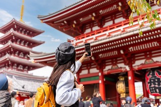 Capturing the gate of Senso-ji Temple 