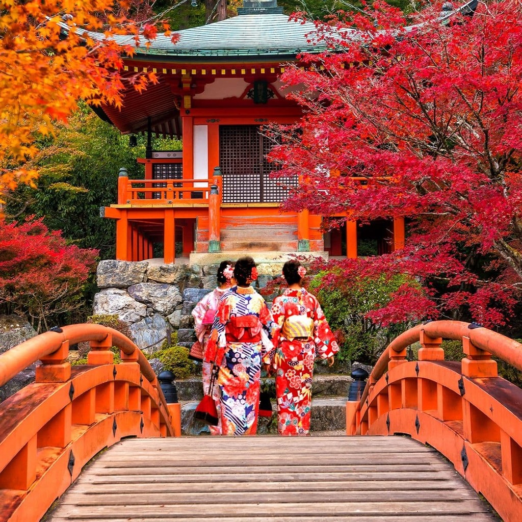Women in kimono at Daigoji temple, Kyoto