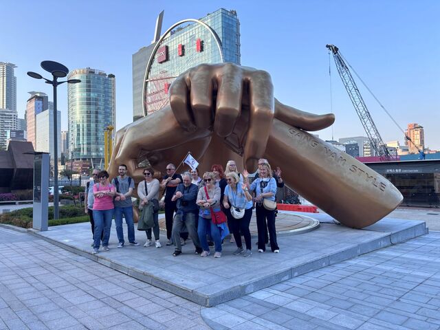 With a Japanspecialist group at the Gangnam Style statue, Seoul