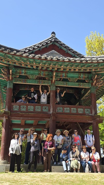 With a Japanspecialist group at a Korean pavilion 