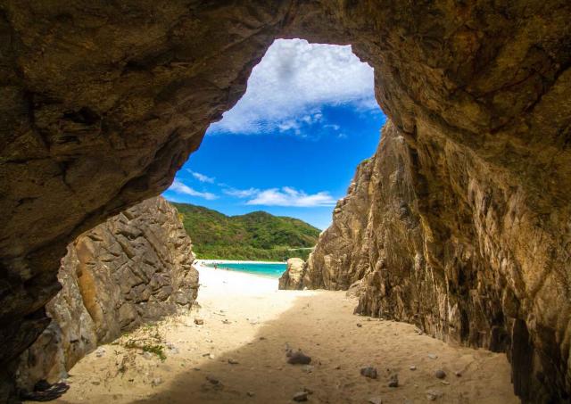 Rock tunnel entrance to Aharen Beach