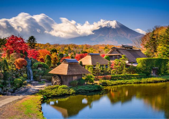 Oshino Hakkai village with Mount Fuji in autumn