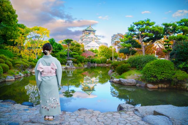 Woman in kimono with Osaka Castle