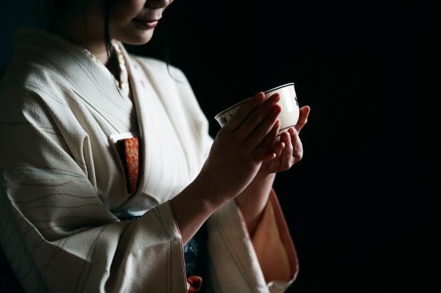 Appreciating a tea bowl